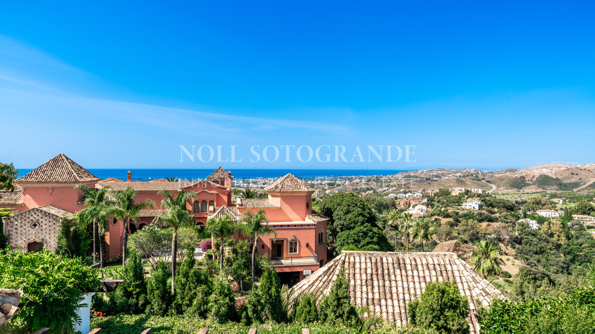 Villa de estilo andaluz de 5 dormitorios con vistas panorámicas y privacidad en La Quinta