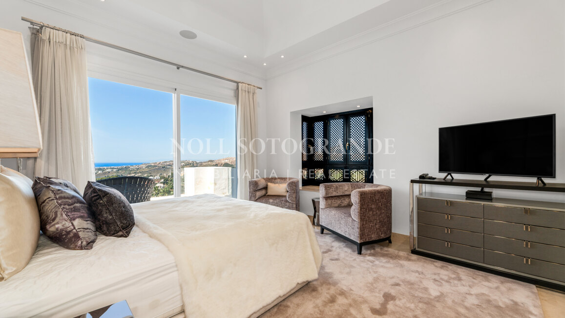 Villa de estilo andaluz de 5 dormitorios con vistas panorámicas y privacidad en La Quinta