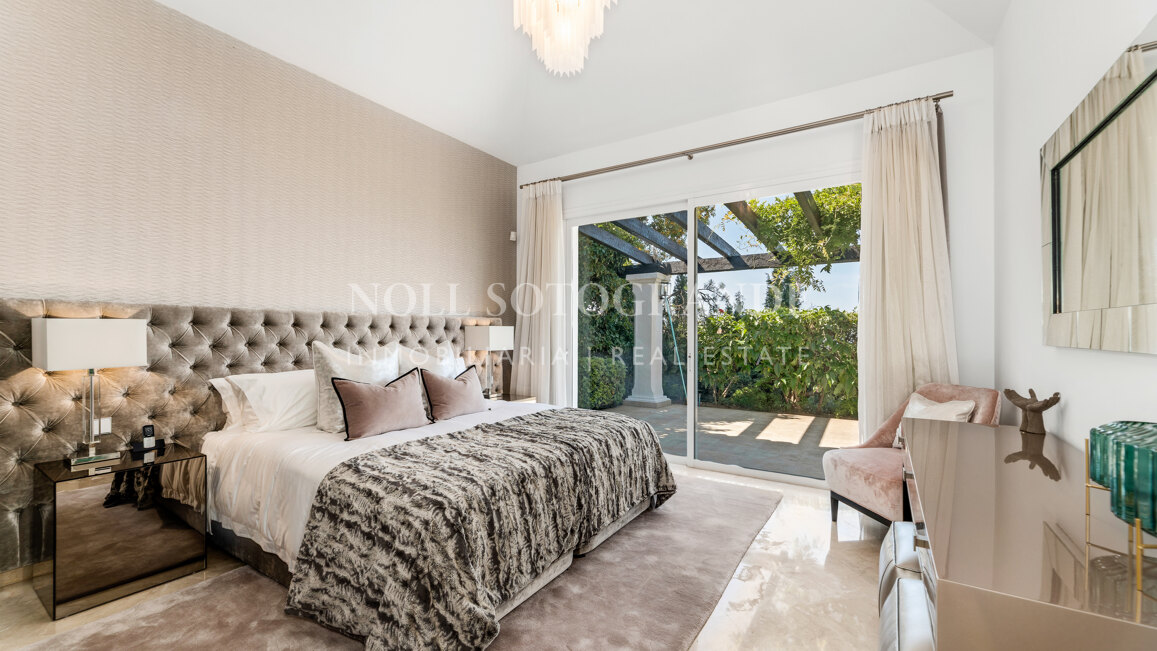 Villa de estilo andaluz de 5 dormitorios con vistas panorámicas y privacidad en La Quinta