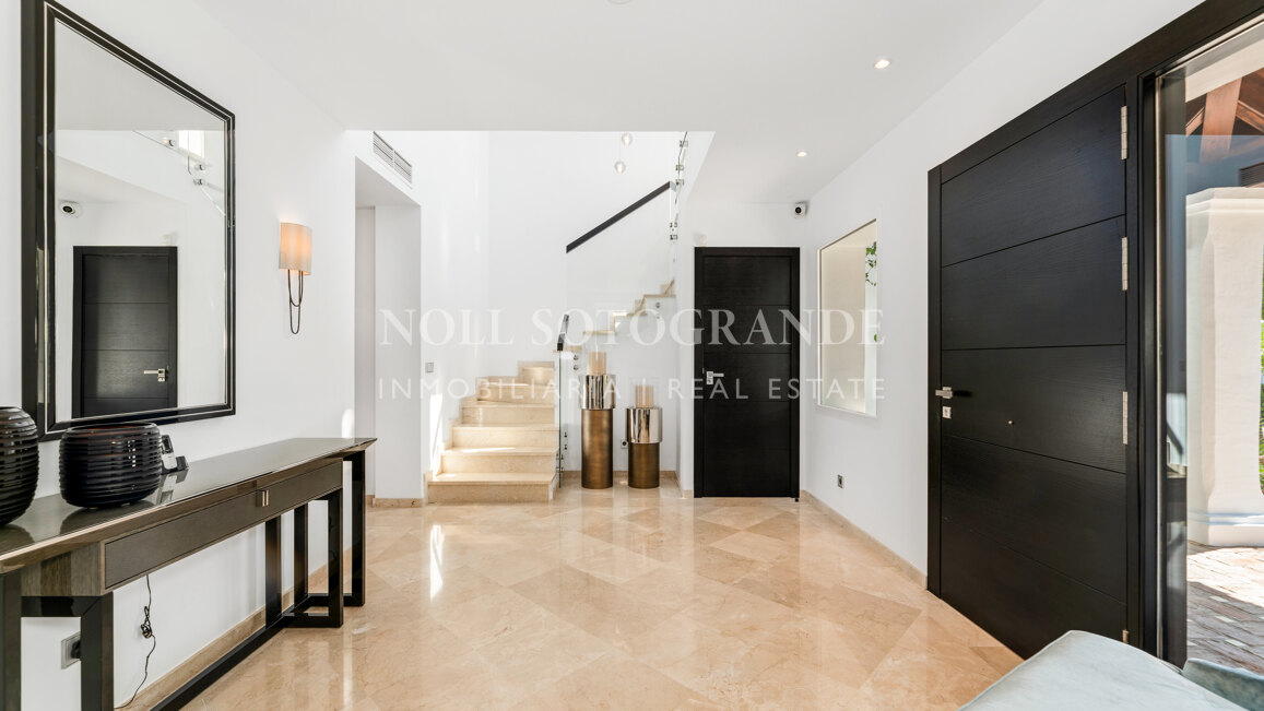 Villa de estilo andaluz de 5 dormitorios con vistas panorámicas y privacidad en La Quinta