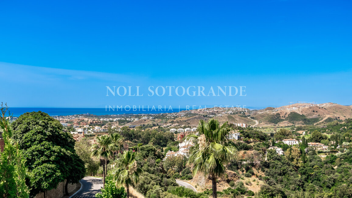 Villa de estilo andaluz de 5 dormitorios con vistas panorámicas y privacidad en La Quinta