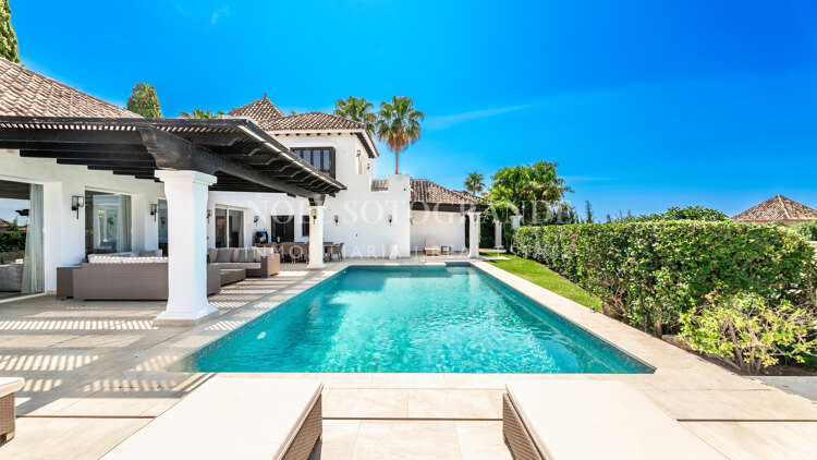 Villa de estilo andaluz de 5 dormitorios con vistas panorámicas y privacidad en La Quinta