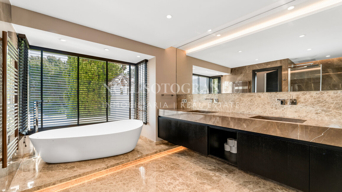 Villa de estilo andaluz de 5 dormitorios con vistas panorámicas y privacidad en La Quinta