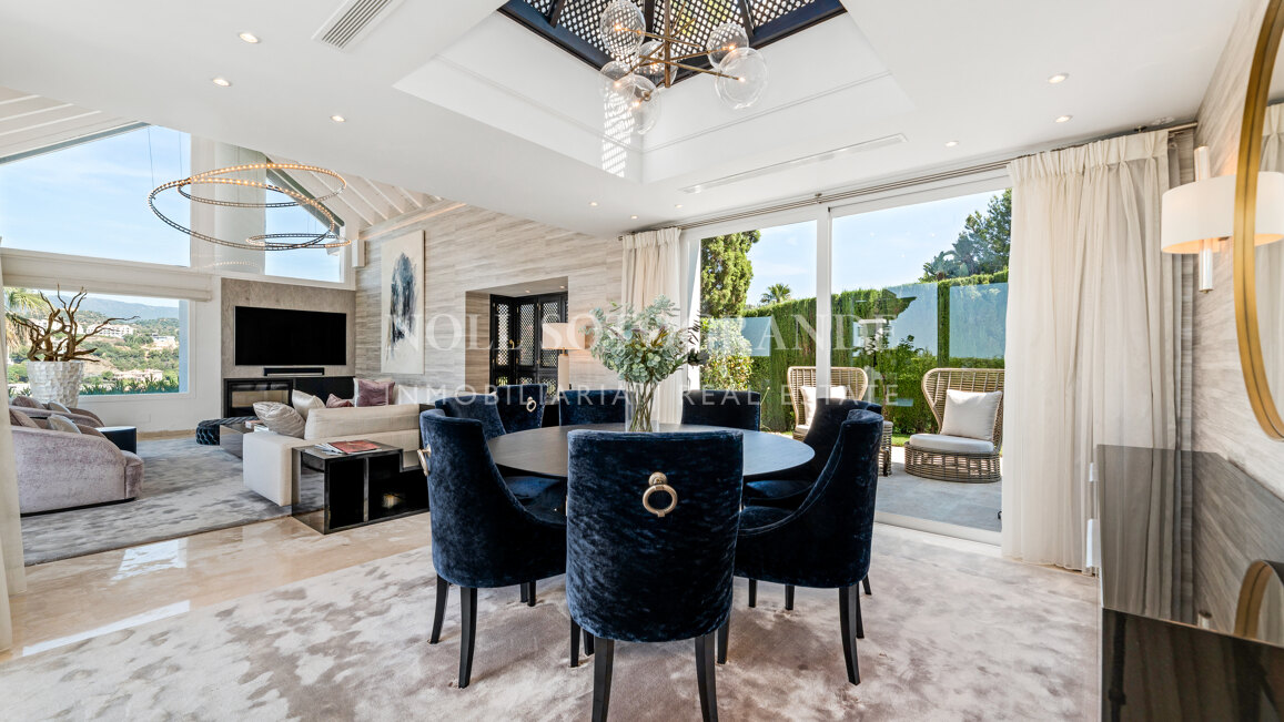 Villa de estilo andaluz de 5 dormitorios con vistas panorámicas y privacidad en La Quinta