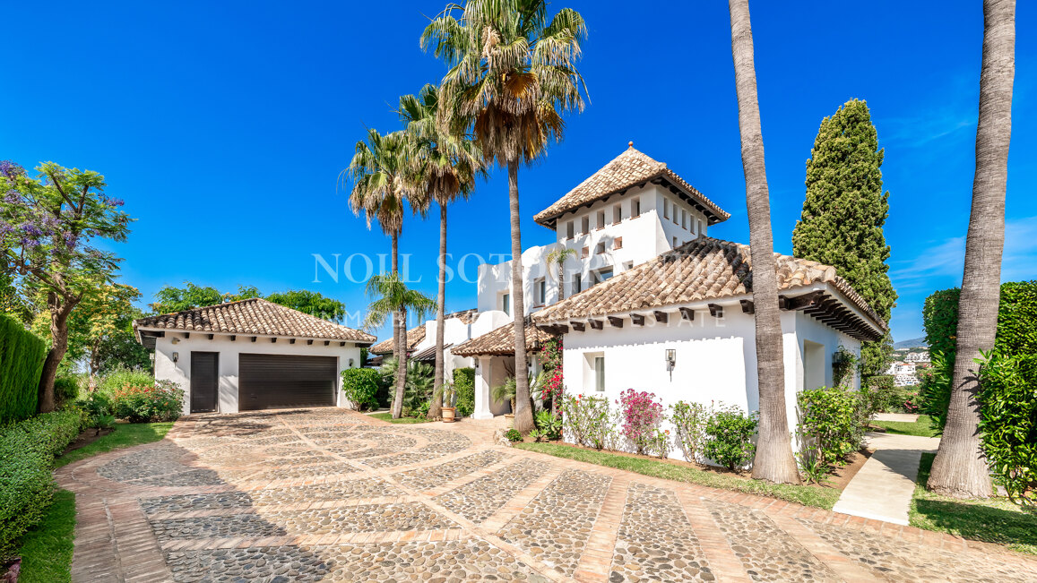 Villa de estilo andaluz de 5 dormitorios con vistas panorámicas y privacidad en La Quinta