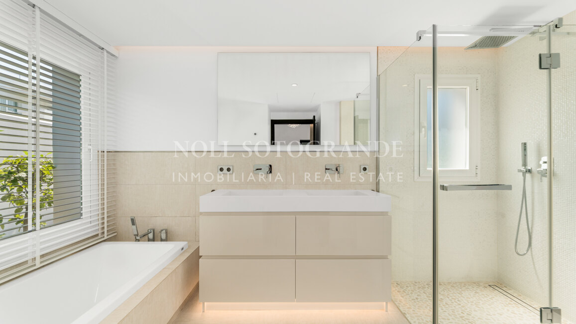 Villa de estilo andaluz de 5 dormitorios con vistas panorámicas y privacidad en La Quinta