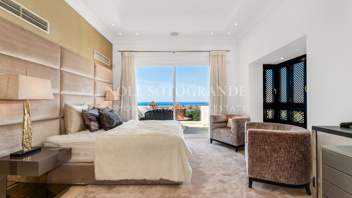 Villa de estilo andaluz de 5 dormitorios con vistas panorámicas y privacidad en La Quinta