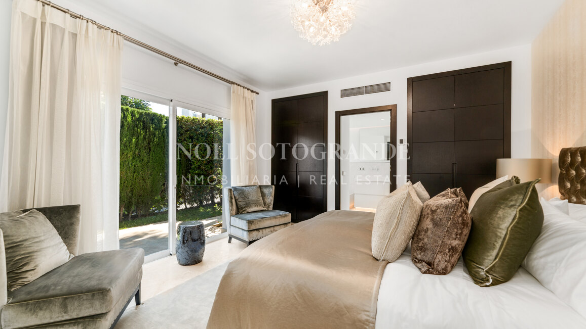 Villa de estilo andaluz de 5 dormitorios con vistas panorámicas y privacidad en La Quinta