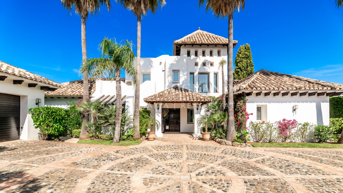 Villa de estilo andaluz de 5 dormitorios con vistas panorámicas y privacidad en La Quinta