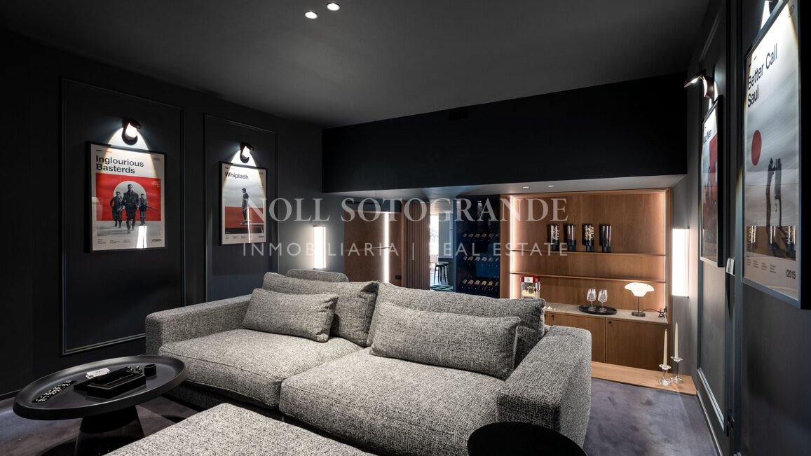 Fully renovated duplex penthouse with panoramic sea views in Nueva Andalucia, Marbella