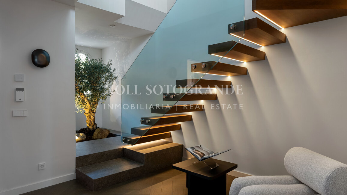 Fully renovated duplex penthouse with panoramic sea views in Nueva Andalucia, Marbella