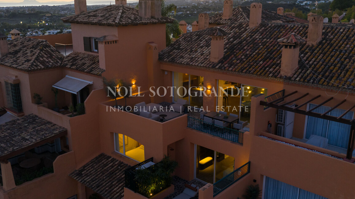 Fully renovated duplex penthouse with panoramic sea views in Nueva Andalucia, Marbella