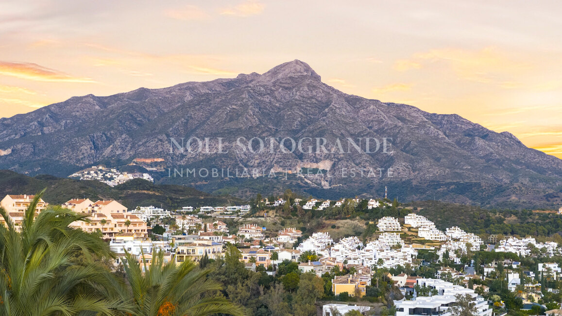 Fully renovated duplex penthouse with panoramic sea views in Nueva Andalucia, Marbella