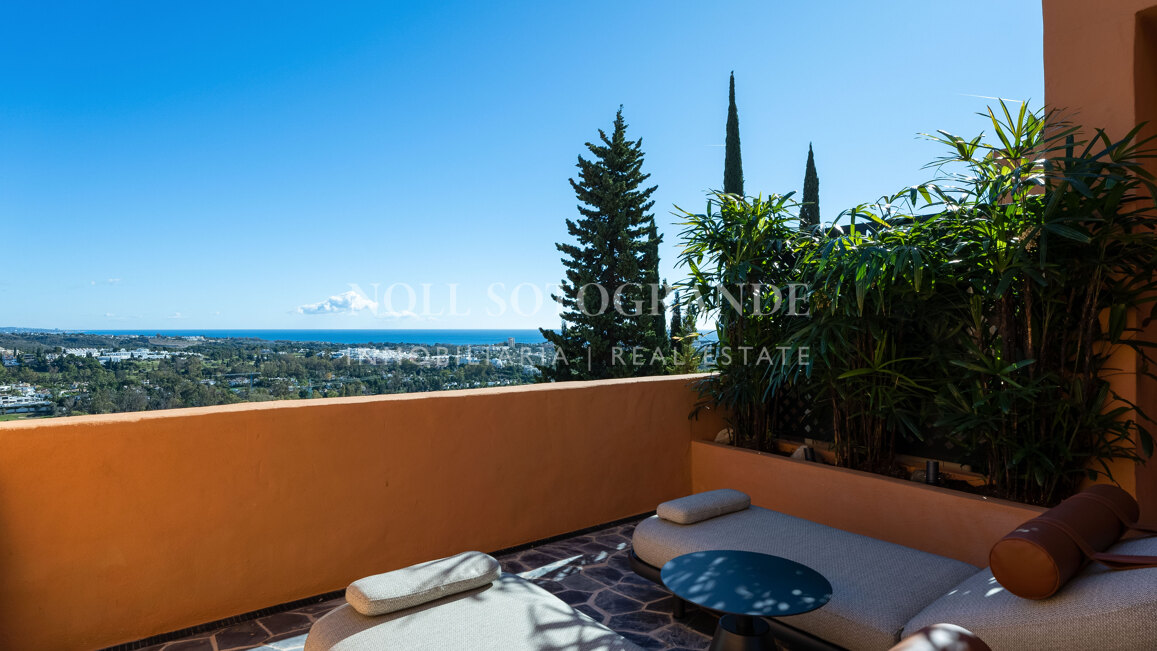 Fully renovated duplex penthouse with panoramic sea views in Nueva Andalucia, Marbella