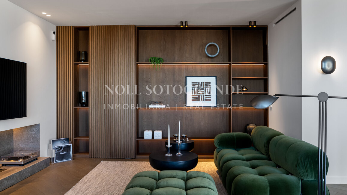 Fully renovated duplex penthouse with panoramic sea views in Nueva Andalucia, Marbella