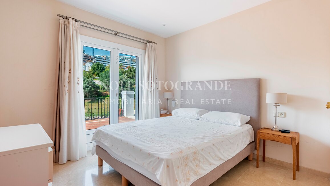 Classic frontline golf villa in El Herrojo, La Quinta with overlooking the fairways