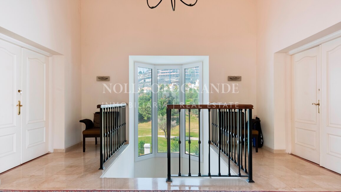 Classic frontline golf villa in El Herrojo, La Quinta with overlooking the fairways