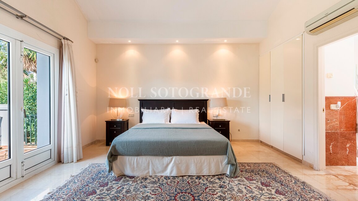 Classic frontline golf villa in El Herrojo, La Quinta with overlooking the fairways