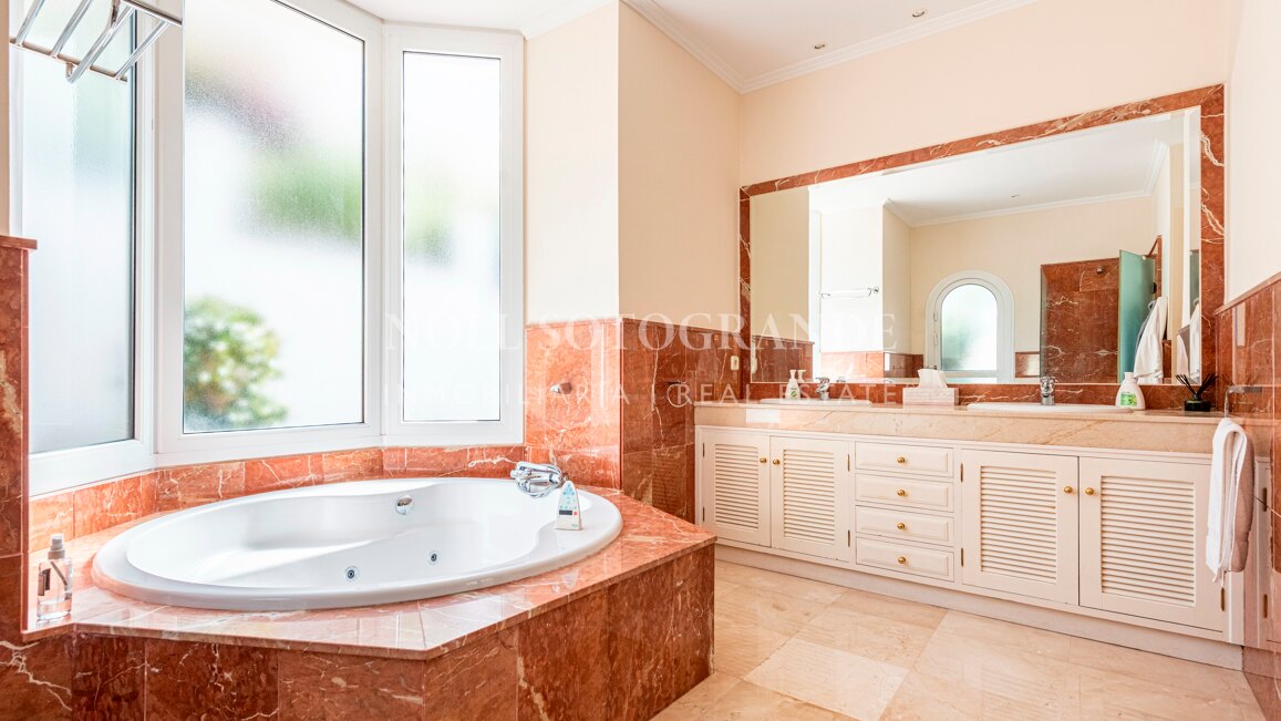 Classic frontline golf villa in El Herrojo, La Quinta with overlooking the fairways