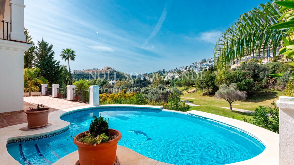 Classic frontline golf villa in El Herrojo, La Quinta with overlooking the fairways