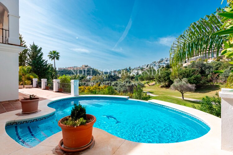 Classic frontline golf villa in El Herrojo, La Quinta with overlooking the fairways