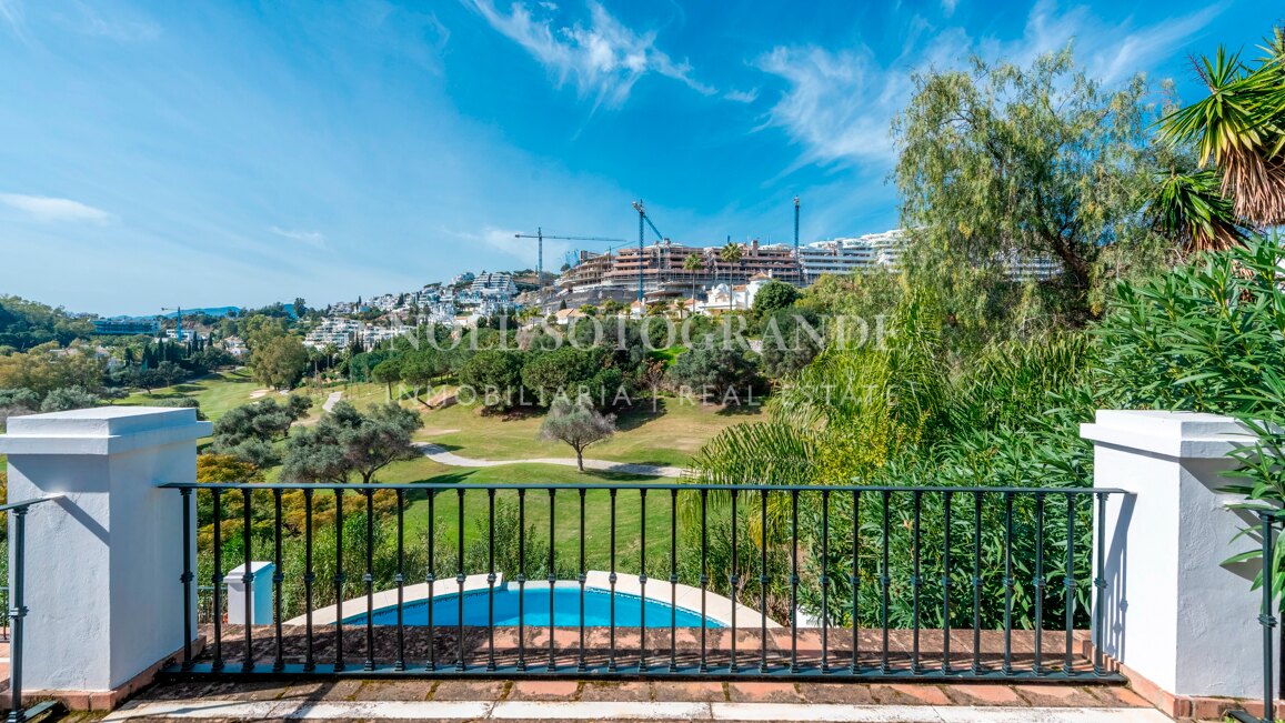 Classic frontline golf villa in El Herrojo, La Quinta with overlooking the fairways