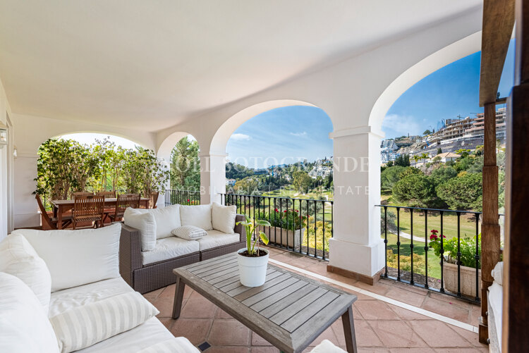 Classic frontline golf villa in El Herrojo, La Quinta with overlooking the fairways