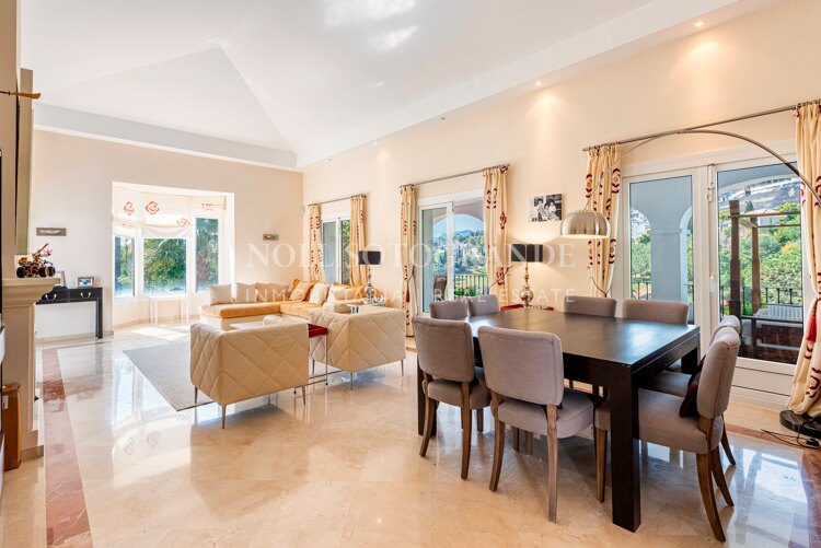 Classic frontline golf villa in El Herrojo, La Quinta with overlooking the fairways