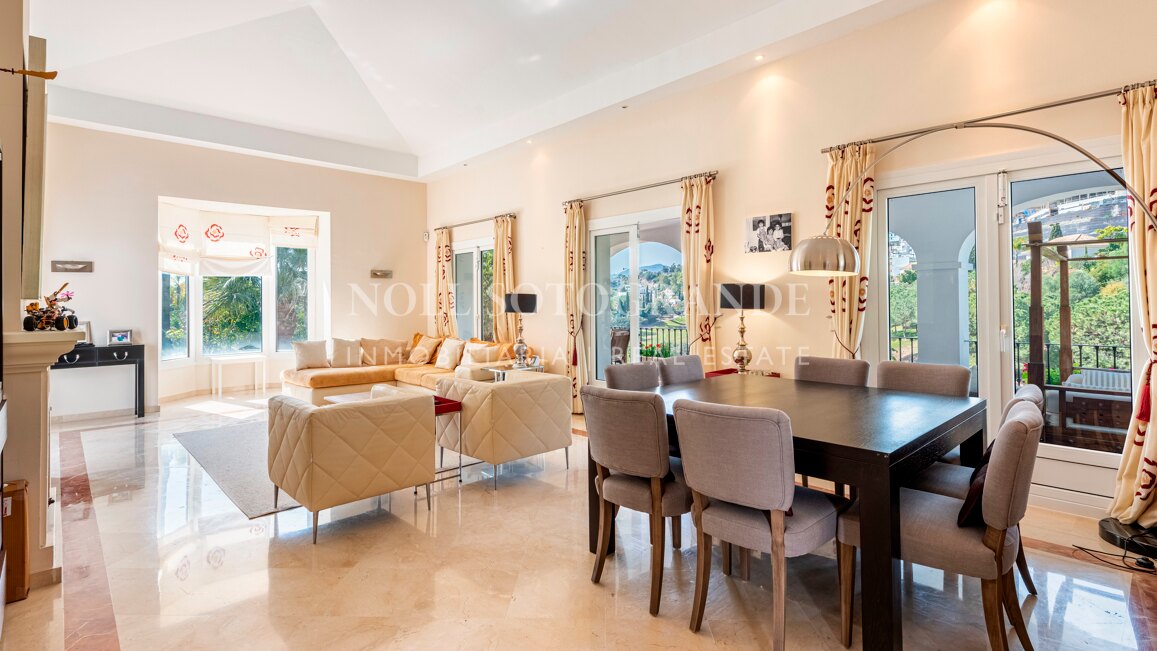 Classic frontline golf villa in El Herrojo, La Quinta with overlooking the fairways