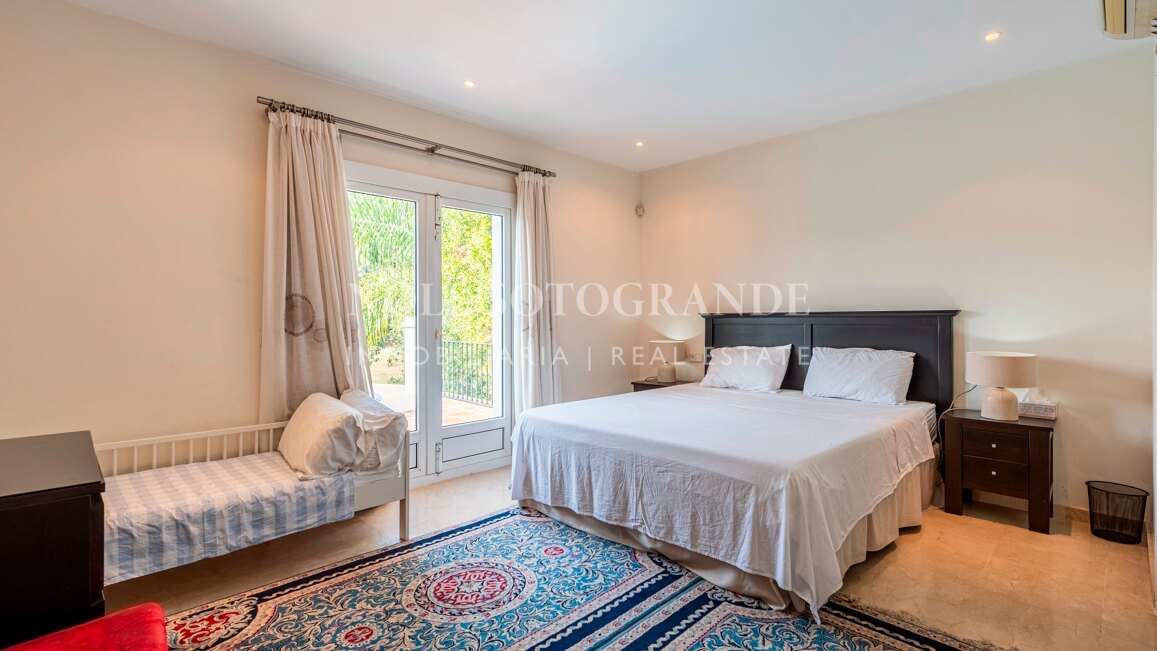 Classic frontline golf villa in El Herrojo, La Quinta with overlooking the fairways