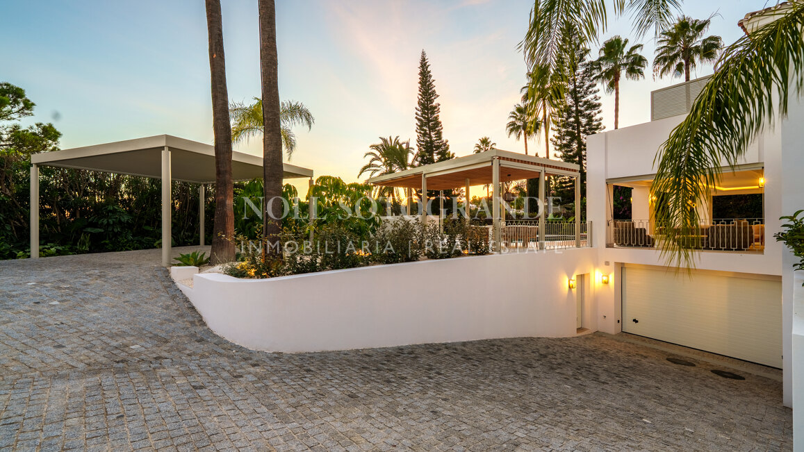 Elegant 5-bedroom villa with open sea views in La Quinta Golf