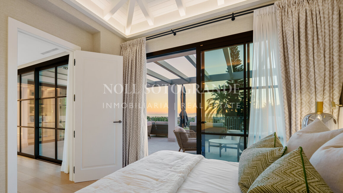 Elegant 5-bedroom villa with open sea views in La Quinta Golf