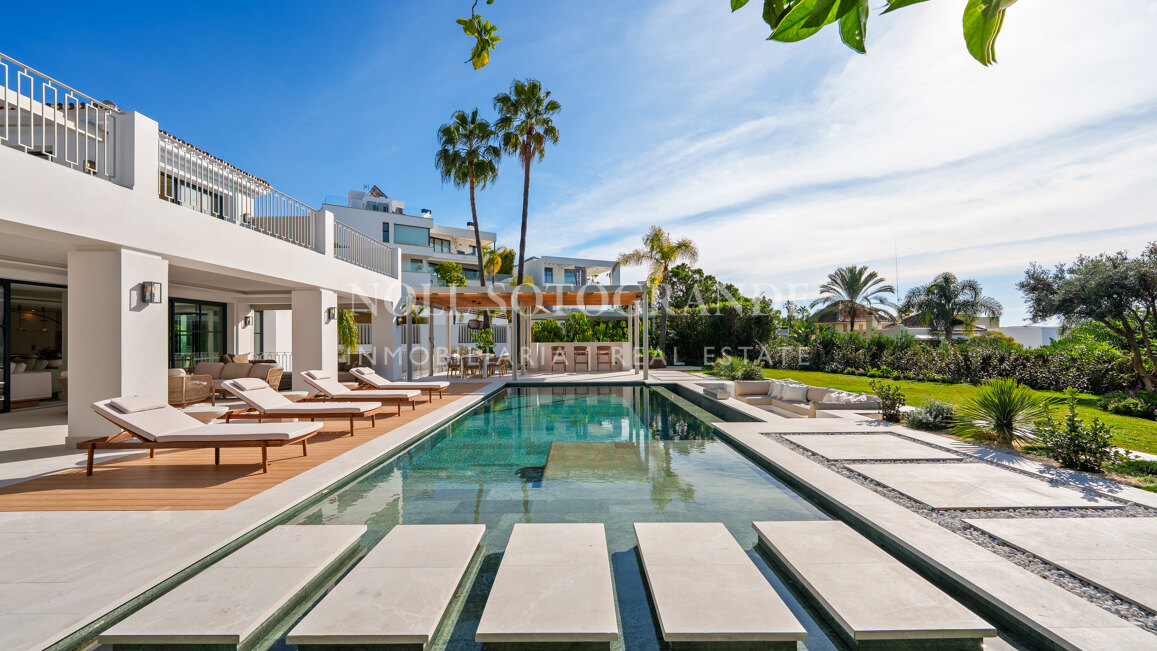 Elegant 5-bedroom villa with open sea views in La Quinta Golf