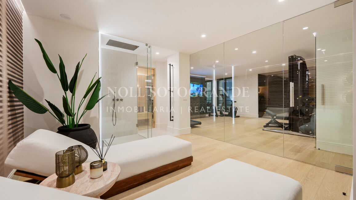 Elegant 5-bedroom villa with open sea views in La Quinta Golf