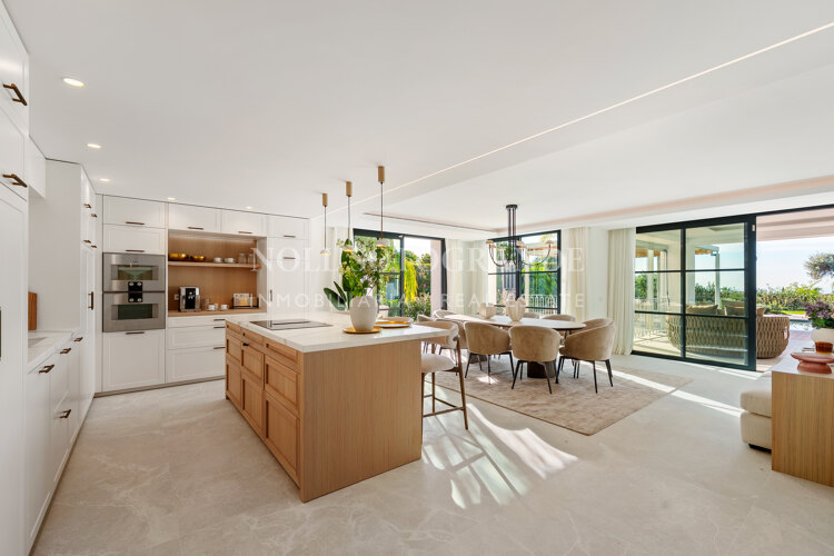 Elegant 5-bedroom villa with open sea views in La Quinta Golf