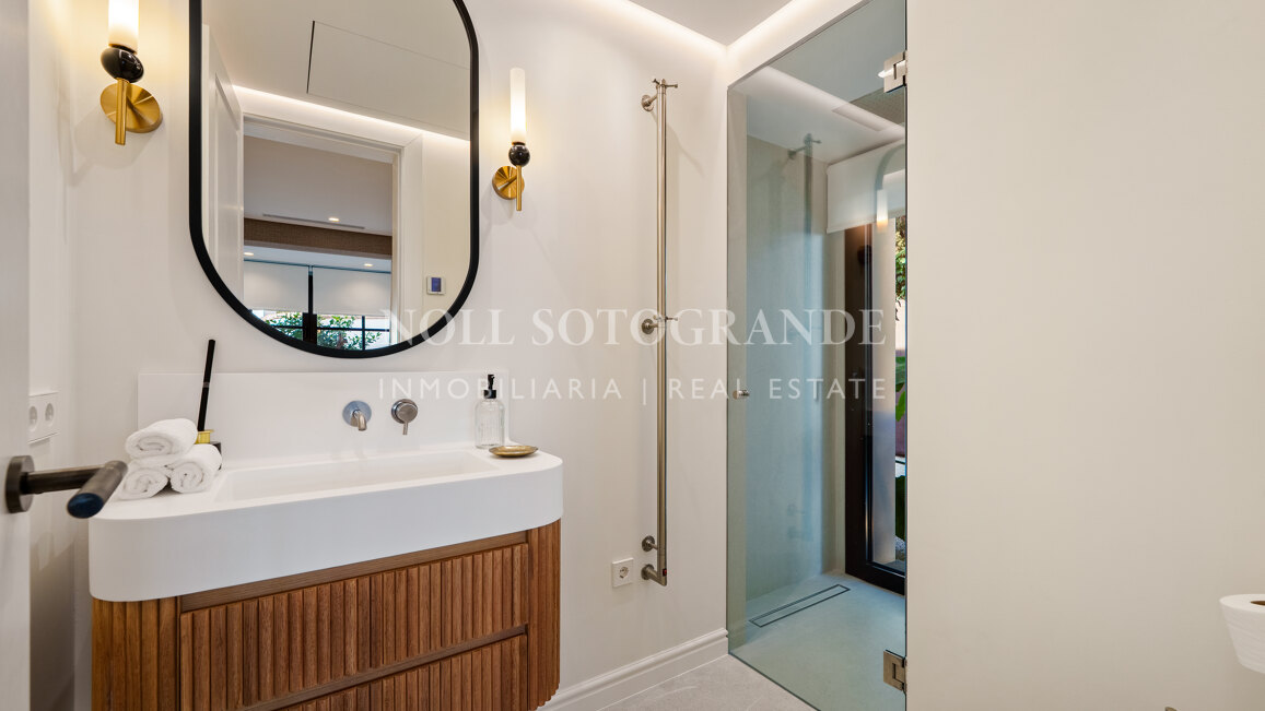 Elegant 5-bedroom villa with open sea views in La Quinta Golf