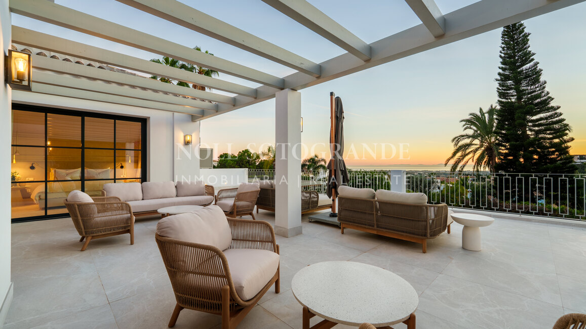 Elegant 5-bedroom villa with open sea views in La Quinta Golf