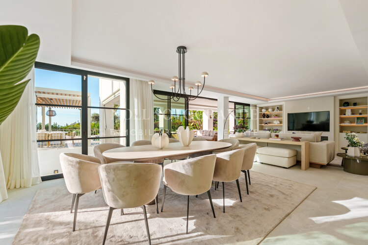 Elegant 5-bedroom villa with open sea views in La Quinta Golf