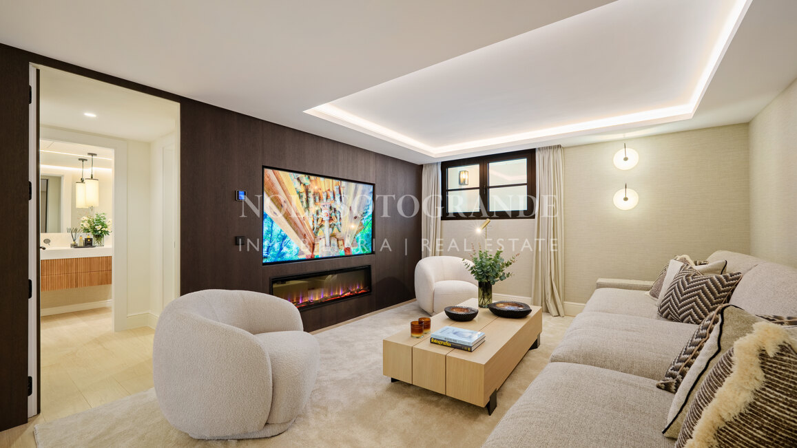 Elegant 5-bedroom villa with open sea views in La Quinta Golf