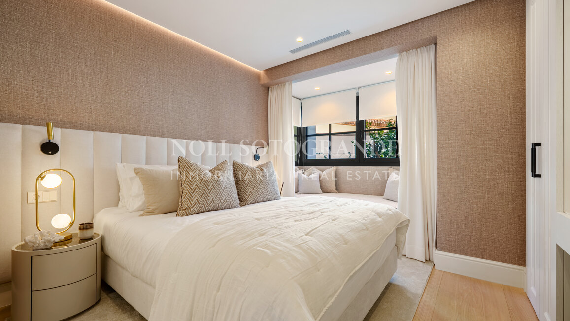 Elegant 5-bedroom villa with open sea views in La Quinta Golf