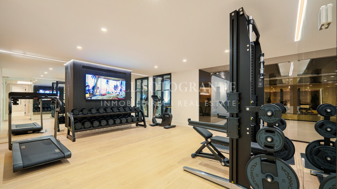 Elegant 5-bedroom villa with open sea views in La Quinta Golf