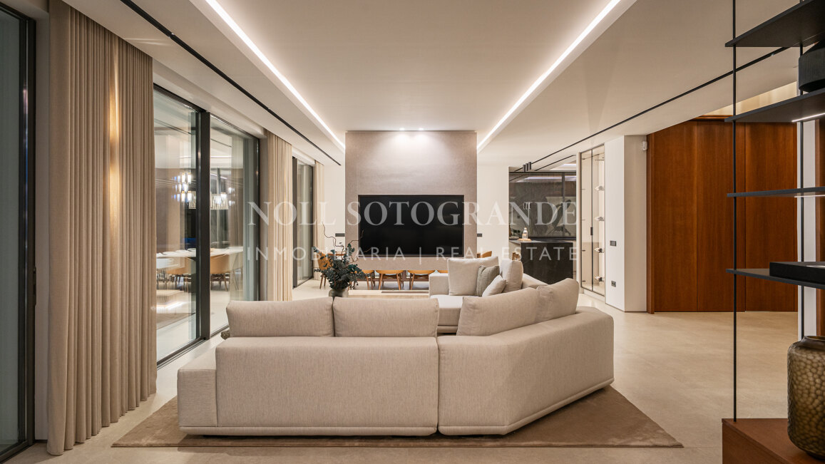 Stunning frontline golf villa with commanding views in La Quinta Golf