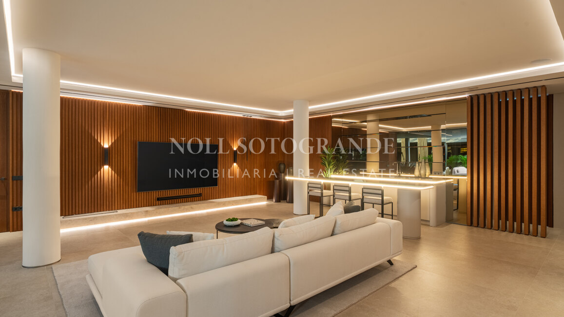 Stunning frontline golf villa with commanding views in La Quinta Golf