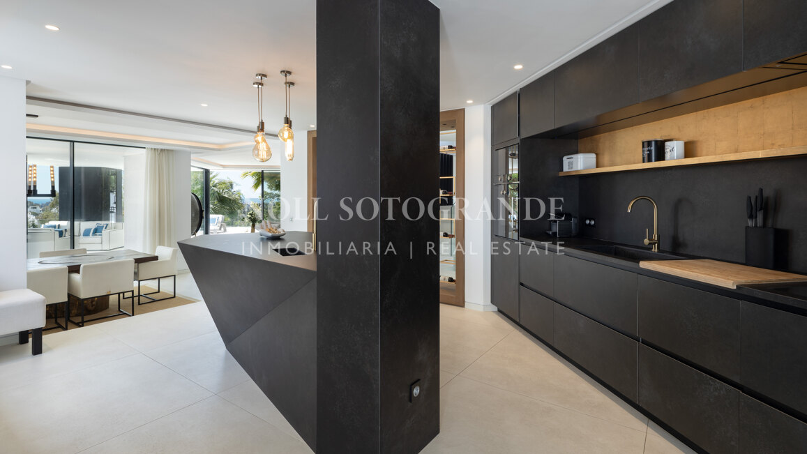 Contemporary 5-bed villa with panoramic views in La Quinta Golf