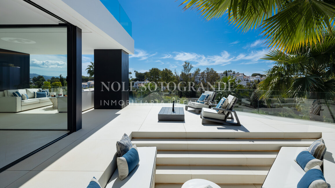 Contemporary 5-bed villa with panoramic views in La Quinta Golf
