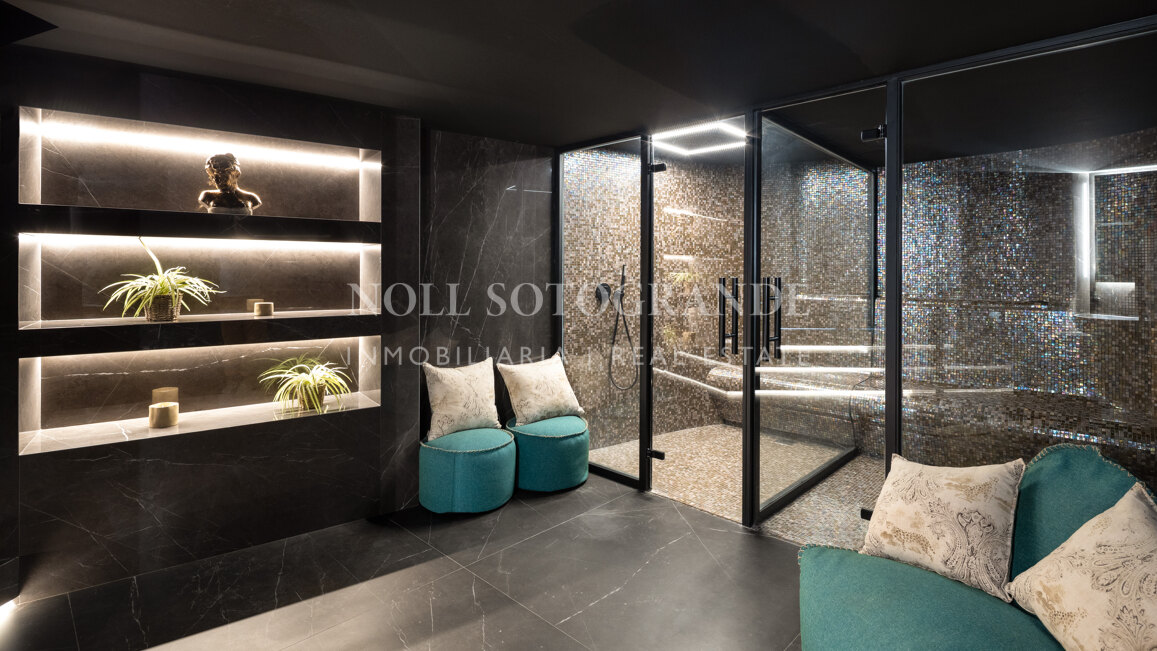 Contemporary 5-bed villa with panoramic views in La Quinta Golf