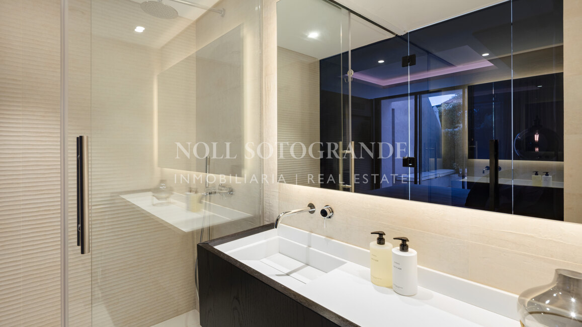 Contemporary 5-bed villa with panoramic views in La Quinta Golf