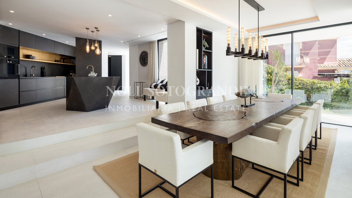 Contemporary 5-bed villa with panoramic views in La Quinta Golf