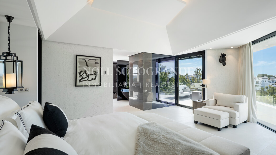 Contemporary 5-bed villa with panoramic views in La Quinta Golf