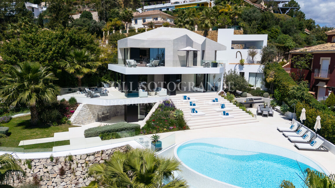 Contemporary 5-bed villa with panoramic views in La Quinta Golf